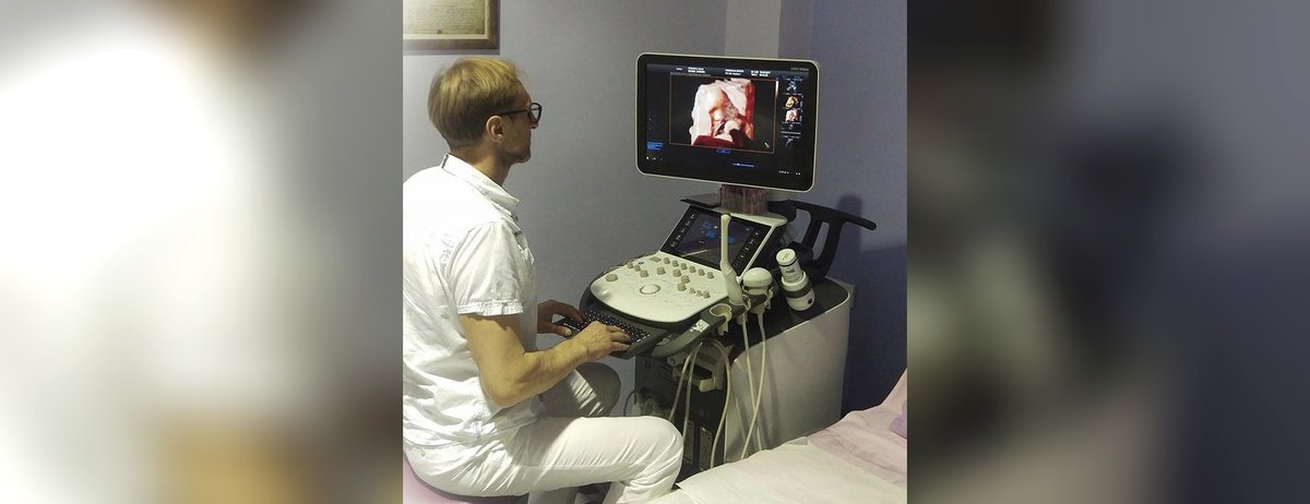 Dr Dragan Lugonjić za ultrazvučnim aparatom u ordinaciji Biovita