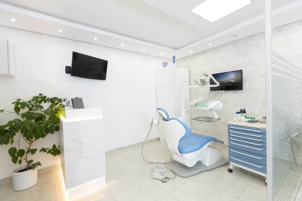 Recepcija i stomatološka stolica u ordinaciji Vuković